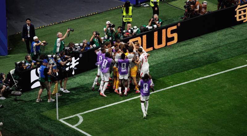 Arjantinli Lionel Messi, kulüp ve milli takım formalarıyla çıktığı son 13 maçın tamamında gol attı veya asist yaptı. Bu, kariyerindeki en uzun ikinci seri oldu. Messi'nin en uzun serisi, Mart 2011'de sona eren 14 maçlık performansıydı.